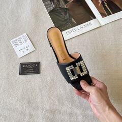 GUCCIのラインストーン付きチャンキーヒールスリッパの画像