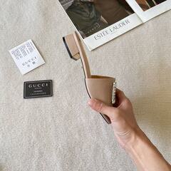 GUCCIのラインストーン付きチャンキーヒールスリッパの画像