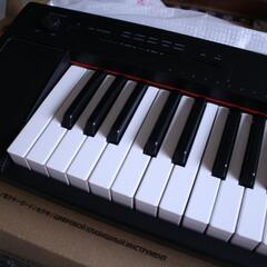 電子キーボード　ヤマハ piaggero NP-32B
フットペダル、スタンドの画像
