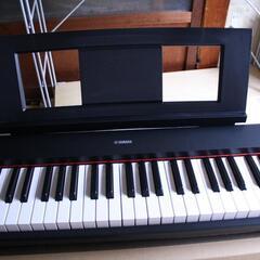 電子キーボード　ヤマハ piaggero NP-32B
フットペダル、スタンドの画像