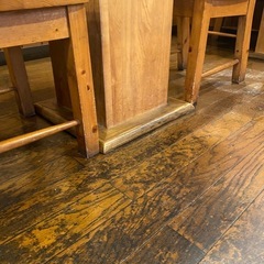 《木製テーブル・木製椅子二脚一組》①の画像