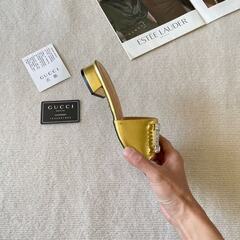 GUCCIのラインストーン付きチャンキーヒールスリッパの画像