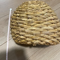 ちぐらとエサ皿の画像
