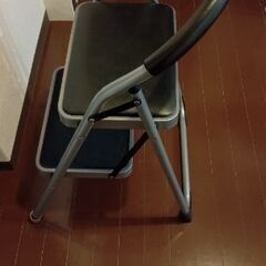 椅子にもなるステップ台（脚立）の画像