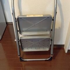 椅子にもなるステップ台（脚立）の画像
