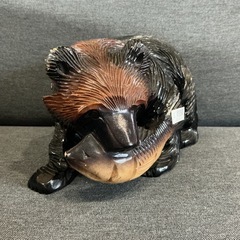 可愛い置物🐻木彫りの熊鮭をくわえる熊🐟置物彫刻木製アンティーク黒•茶色の画像