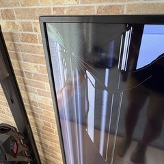 TCL液晶テレビ65型（一部画面割れ　修理必要）とテレビ台の画像