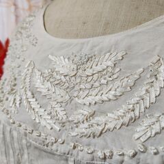 シンプルな中に美しいビジューが散りばめられたカットソー【きなり色】、いかがでしょうか？の画像