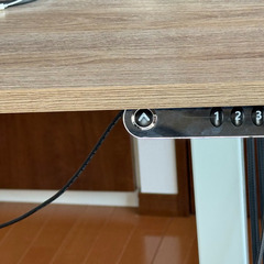 🪑⚡ 電動式スタンディングデスク（110×60cm）改造済＆キーボード台付き ⚡🪑 高さメモリー機能付きの画像