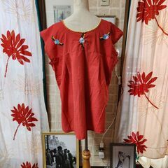 エスニックにカラフルに。華やかな刺繍とふんわり裾が素敵なカットソー、いかがでしょうか？の画像