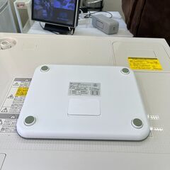 【リサイクルショップ ピカソ 小松原】⚡✨オーム電機✨デジタル体重計 HBK-T103-W（ホワイト）【2022年製】✨⚡★2437★の画像