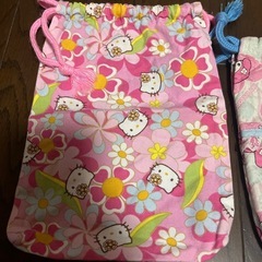 ハンドメイド女の子巾着袋２個中古品、ヘアピン、シュシュの画像