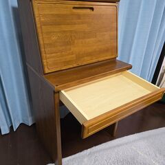 【すぐにお渡し可能】天板折りたたみ式デスク 学習机 使う時だけ開ける PCデスクにも の画像