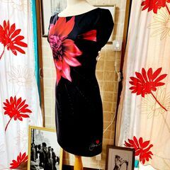 Desigual(デシグアル) 鮮やかに人目を奪う大胆アクセント。褒められ度高いワンピース、いかがでしょうか？の画像