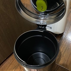 ペダル式ゴミ箱の画像