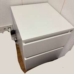 [ikea]机、椅子、チェストの画像
