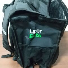 ウーバーイーツの配達バッグの画像