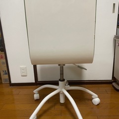 北欧デザインのイスの画像