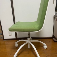 北欧デザインのイスの画像