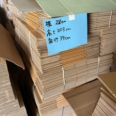 未使用のダンボールの画像