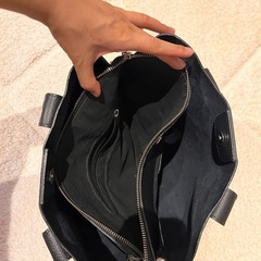 イタリアデザインの本革　バッグの画像