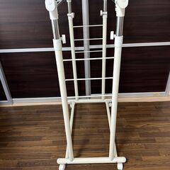 白いハンガーラックの画像