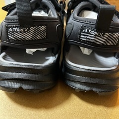 adidas 子供用サンダルの画像
