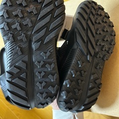adidas 子供用サンダルの画像