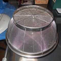 大型ステンレス製ザルの画像