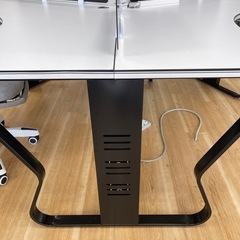 オフィス用ワークデスク（3席仕様・パーティション・電源タップ付き）2セットありの画像