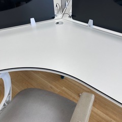 オフィス用ワークデスク（3席仕様・パーティション・電源タップ付き）2セットありの画像