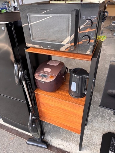 ?2022年ブラック家電+スマートテレビ 超豪華7点セット  洗濯機・冷蔵庫・レンジ・ケトル・掃除機・炊飯器・TV ?【棚おまけ付き 