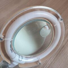 拡大鏡付きテーブルランプ 電灯 明かり Lumioupeの画像