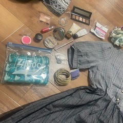 服、靴、コスメ、アクセサリーの画像