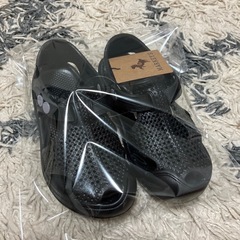 【募集中】新品未使用　マーキーズ　キッズサンダル　18.0センチ　ブラックの画像