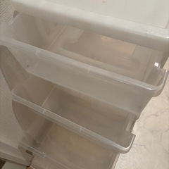 透明なミニタンスの画像
