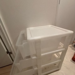 透明なミニタンスの画像