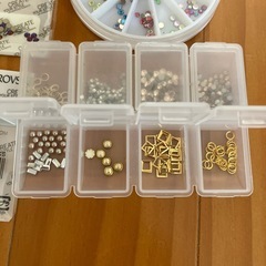 ネイル用品まとめ売り　ストーン、ラメの画像