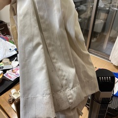 引っ越しのため、カーテンを2組差し上げます。薄手が1組と厚手が1組です。申し訳ありませんが、洗濯する時間がありませんでした。の画像