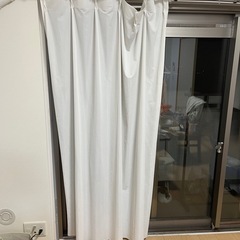 引っ越しのため、カーテンを2組差し上げます。薄手が1組と厚手が1組です。申し訳ありませんが、洗濯する時間がありませんでした。の画像