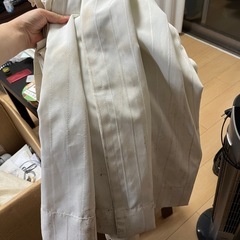 引っ越しのため、カーテンを2組差し上げます。薄手が1組と厚手が1組です。申し訳ありませんが、洗濯する時間がありませんでした。の画像