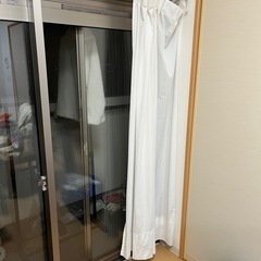引っ越しのため、カーテンを2組差し上げます。薄手が1組と厚手が1組です。申し訳ありませんが、洗濯する時間がありませんでした。の画像