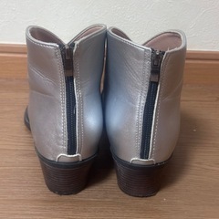 シルバー　ブーツの画像