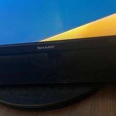 シャープ　AQUOS テレビと回転テーブルの画像