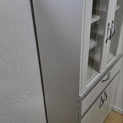 白い食器棚の画像