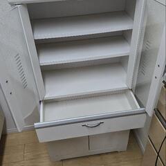 白い食器棚の画像