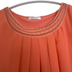 【アー・ヴェ・ヴェ 】standard オレンジ ブラウス ネックライン Sの画像