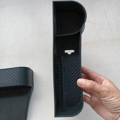 車のシートの間に挿して使用する小物入れ と ドリンクホルダーを増設の画像