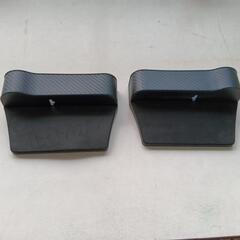 車のシートの間に挿して使用する小物入れ と ドリンクホルダーを増設の画像