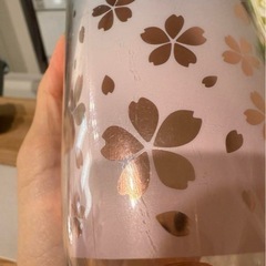 桜の花柄デザインのスターバックスタンブラーの画像